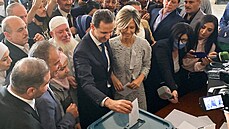Syrský prezident Baár Asad odevzdává hlas ve volbách hlavy státu. (26. kvtna...