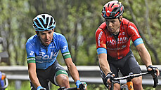 Vítz 14. etapy Lorenzo Fortunato (vlevo) a Slovinec Jan Tratnik