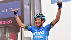 Lorenzo Fortunato slaví vítězství ve 14. etapě na Giro d'Italia.