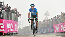 Lorenzo Fortunato se ítí do cíle na Zoncolanu a vítzí ve 14. etap Giro...