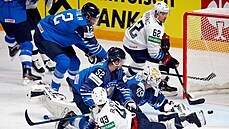 Stav nejvy��ího ohro�ení p�ed brankou Finska (v modrém) v utkání proti USA