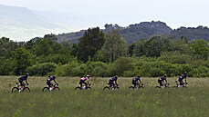 Kolumbijec Egan Bernal (3. zleva) v rovém trikotu pro lídra celkové...