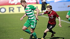 Ladislav Krej�í star�í ze Sparty (vpravo) nahání Ji�ího Bederku z Bohemians v...