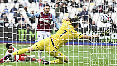 Pablo Fornals dává gól West Hamu v utkání proti Southamptonu. Branká McCarthy...