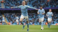 Phil Foden (vlevo) slaví gól proti Evertonu.