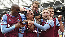 Radost fotbalist West Hamu, úpln vpravo eský záloník Tomá Souek