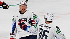 Jason Robertson (vlevo) slaví první gól amerických hokejist v utkání proti...