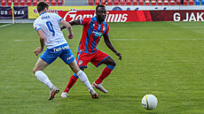 Momentka ze zápasu Plze - Ostrava. Na snímku Buchta (vlevo) a domácí Kayamba