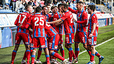 Plze�tí fotbalisté se radují z gólu.