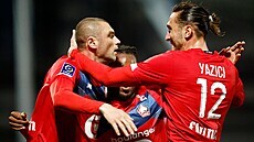 Angers vs. Lille: Burak Yilmaz (velvo) slaví druhý gól Lille s Yusufem Yazicim...