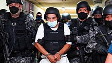 Salvadorská policie peváí Huga Ernesta Osoria do vznice s nejvyí ostrahou...