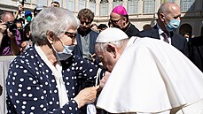 Pape Frantiek bhem stedení generální audience políbil íslo vytetované na...