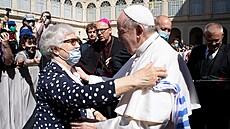 Pape Frantiek bhem stedení generální audience políbil íslo vytetované na...