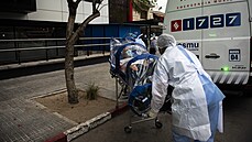 Zdravotníci piváejí pacienta s koronavirem do nemocnice v Montevideu v...