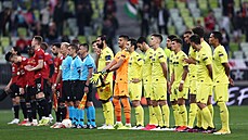 Fotbalisté Villarrealu (ve lutém)ped výkopem finále Evropské ligy.