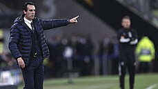 Unai Emery dává pokyny fotbalistm Villarrealu.