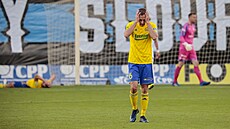 Zklamaný zlínský fotbalista Róbert Matejov bhem zápasu proti Slovácku