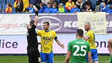 Teplický Admir Ljevakovi� (druhý zleva) dostává od rozhod�ího �lutou kartu v...