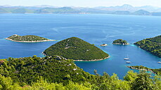 Turisticky zajímavý je také zelený ostrov Mljet s národním parkem.