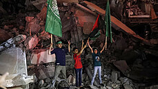 Palestinské dti s vlajkami slaví pímí mezi hnutím Hamás a Izraelem. Svt se...