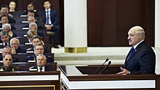 Bloruský prezident Alexandr Lukaenko se ped parlamentem vyjaduje ke kauze...