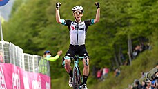 Simon Yates se raduje z vítězství v devatenácté etapě cyklistického Gira.