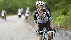 Simon Yates stoupá na vrchol závěrečného kopce devatenácté etapy cyklistického...
