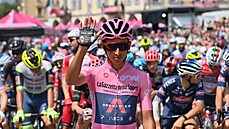 Lídr závodu Egan Bernal na startu poslední horské zkouky Gira.