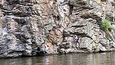 Ferrata vede místy t�sn� nad hladinou Vltavy.