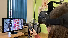 Studentka stední zdravotnické koly pouívá aplikaci na virtuální realitu od...