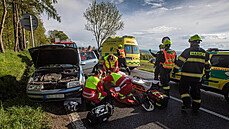 Nehoda motorkáře a dvou vozidel v Náchodě, v části Bražec. (19. 5. 2021)