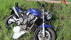 Nehoda motorkáe a dvou vozidel v Náchod, v ásti Braec. (19. 5. 2021)