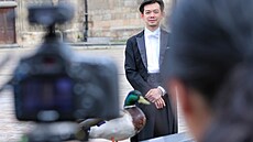 Dirigent Plze�ské filharmonie Chuhei Iwasaki natá�el na nám�stí Republiky...