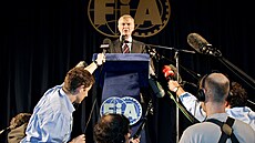 Max Mosley hovoří na tiskové konferenci v pařížském sídle FIA. (29. června 2005)