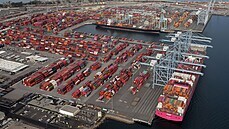 Místo vykládky lodních kontejnerů v přístavu v Los Angeles (7. dubna 2021)