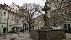 Uhelný trh. Vlevo pod podloubím U Dvou ko�ek. Horní �ást ka�ny, odkud te�e...