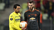 Dani Parejo z Villarrealu (vlevo) jde na penaltu, branká Dabvid de Gea z...