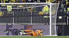 Je hotovo. Geronimo Rulli z Villarrealu ve finále Evropské ligy vyráí penaltu...