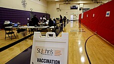 Vakcíny proti covidu dostávají v Los Angeles také studenti. Okováni jsou na...