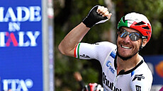 PROKLETÍ ZLOMENO. Giacomo Nizzolo se raduje z prvního vítězství na Giru.