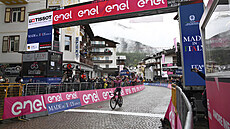 Egan Bernal projídí cílem 16. etapy v Cortin.