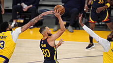 Stephen Curry z Golden State Warriorspi stelb, brání ho Anthony Davis a...