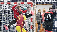 David ��stek z Dukly p�ekonává Jana Hrdli�ku z Lovosic.