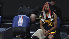 Zklamaný Stephen Curry, jeho Golden State Warriors do play off NBA nepostoupili.