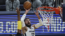 Jonas Valanciunas z Memphisu se prosazuje pod koem.