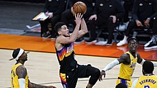 Devin Booker z Phoenix Suns se prosazuje v utkání proti Los Angeles Lakers.