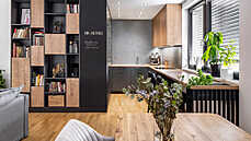 Pracovní deska kuchyn� je prota�ená pod okno, kde tak vznikl men�í snída�ový...