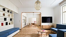 Centrem bytu je posezení pod knihovnami a kuchy� s jídelnou.
