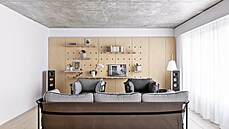 Úložný nástěnný systém v obývacím pokoji je vyroben na míru projektu Sacha....