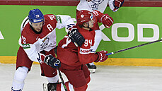 �eský úto�ník Tomá� Zohorna posílá k ledu ruského protivníka.